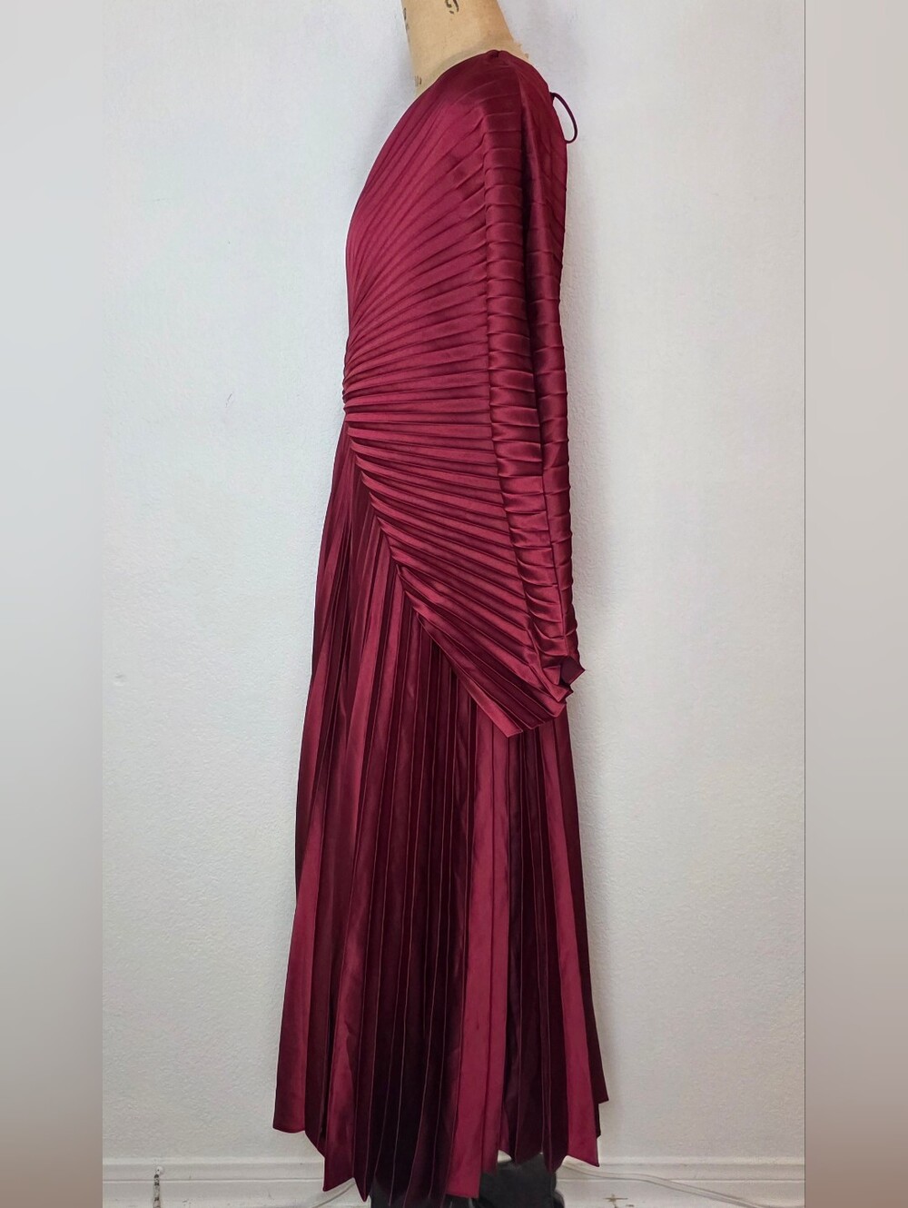 ACLER Red Pleated Wonastow Long Sleeve Draped Open Back Evening Maxi Dress - Picture 11 of 15